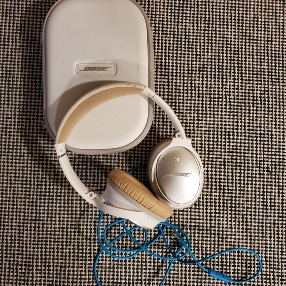 Bose Other - BOSE noise canceling headphones.